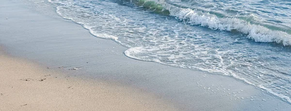 Vackra havs- eller havsvågor, havsutsikt från tropisk sandstrand, semesterresor och semestermål — Stockfoto