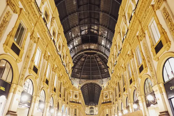 Galleria Vittorio Emanuele v Miláně, klasická evropská architektura Lombardie v severní Itálii, historická budova a slavný památník v noci — Stock fotografie