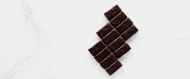 Beyaz arka planda izole edilmiş siyah çikolata şekeri, tatlı yemek ve tatlı