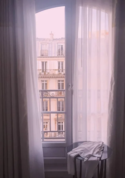 Zimmer im Pariser Stil, schicke Möbel und Accessoires — Stockfoto