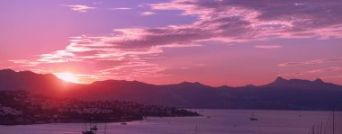 Akdeniz 'deki deniz manzarası ve dağlar gün batımında, yaz tatili seyahatleri ve tatil beldeleri