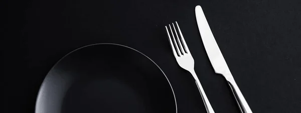 黒の背景に空のプレートと銀食器、休日の夕食のためのプレミアム食器、ミニマルなデザインと食事 — ストック写真