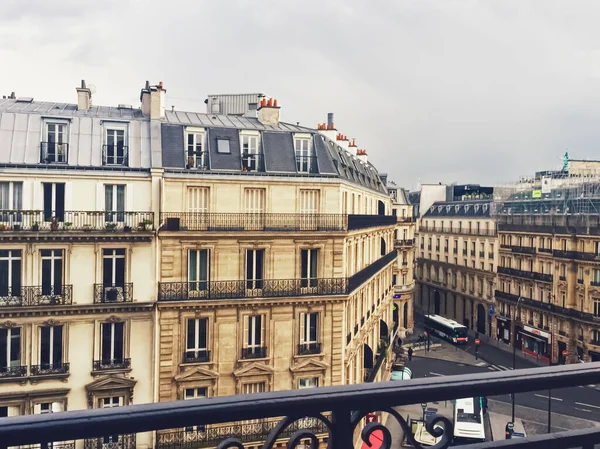 Parisisk arkitektur och historiska byggnader, restauranger och boutiquer på gatorna i Paris, Frankrike — Stockfoto