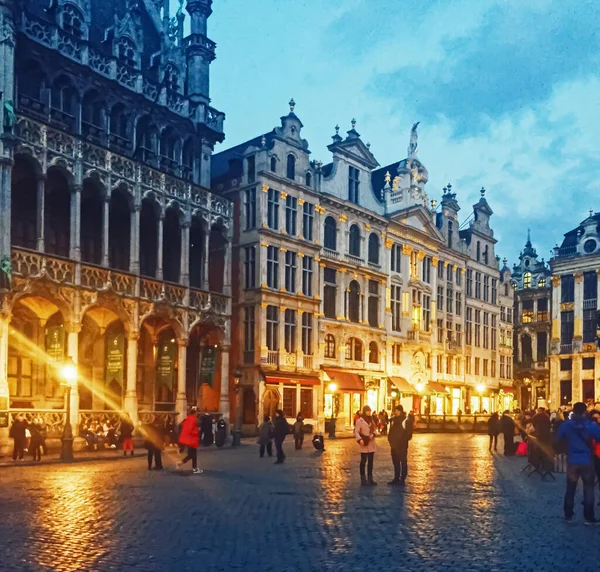 La plaza Grand Place en Bruselas, la capital de Bélgica, famoso hito histórico por la noche — Foto de Stock