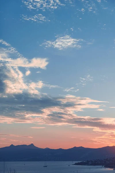 Vistas al mar y montañas en el Mediterráneo al atardecer, viajes de verano y destino de vacaciones — Foto de Stock