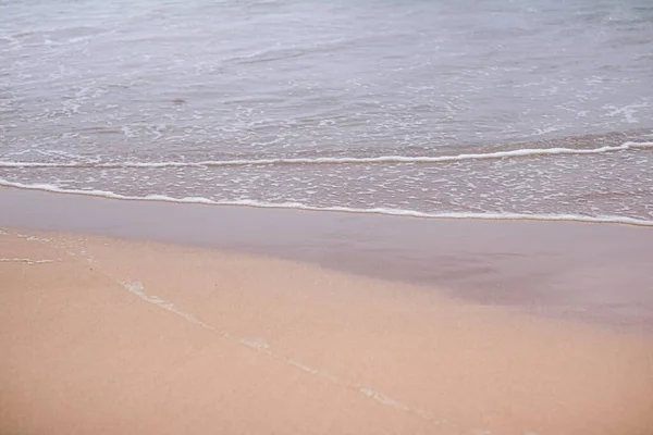 Schöne Meeres- oder Ozeanwellen, Küstenblick vom tropischen Sandstrand, Sommerurlaub und Urlaubsziel — Stockfoto