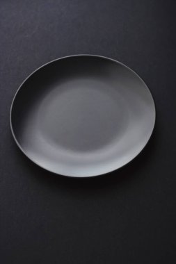 Siyah arka planda boş tabaklar, bayram yemeği için kaliteli bulaşık takımı, minimal tasarım ve diyet