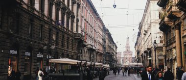 Kuzey İtalya 'nın Lombardiya bölgesinde Milano şehir merkezi sokaklarında klasik Avrupa mimarisi ve tarihi binalar
