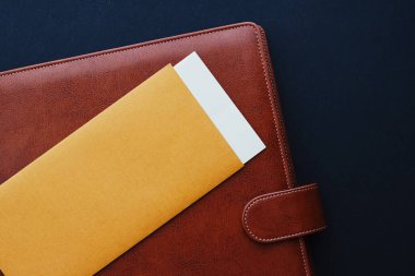 Çantalı ve kartvizitli ofis masası, finans ve ekonomi