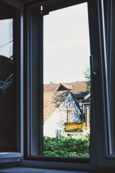 Европейская архитектура и повседневная жизнь центральной улицы Цюриха, Швейцария — стоковое фото