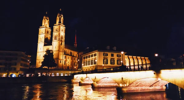 Europeisk arkitektur och nattutsikt över stadens centrum gata i Zürich, Schweiz — Stockfoto