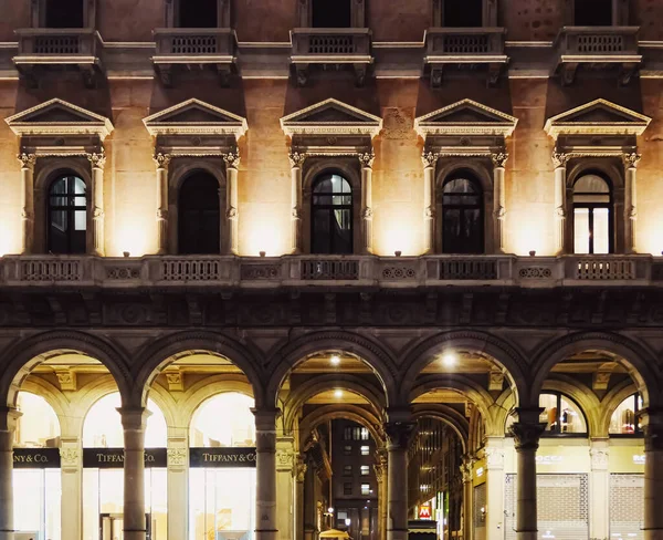 Galleria Vittorio Emanuele en Milán, arquitectura europea clásica de la región de Lombardía en el norte de Italia, edificio histórico y famoso monumento por la noche —  Fotos de Stock