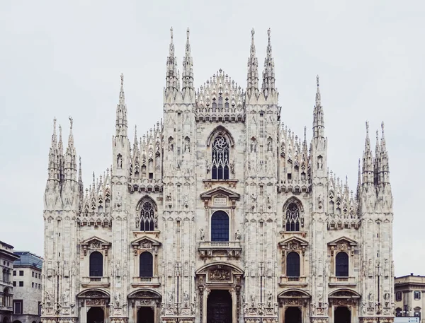 Katedra w Mediolanie znana jako Duomo di Milano, zabytkowy budynek i słynny zabytek regionu Lombardii w północnych Włoszech — Zdjęcie stockowe