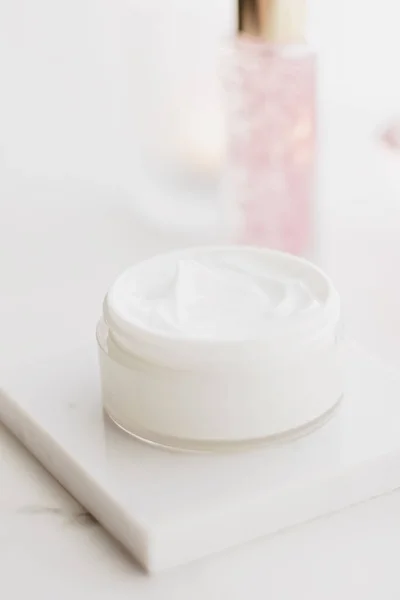 Crema hidratante facial en un frasco, cosméticos de lujo para el cuidado de la piel y productos antienvejecimiento para una piel y una belleza saludables — Foto de Stock
