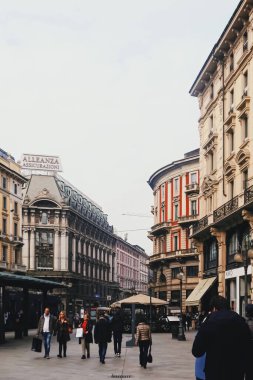 Kuzey İtalya 'nın Lombardiya bölgesinde Milano şehir merkezi sokaklarında klasik Avrupa mimarisi ve tarihi binalar