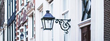 Hollanda, Amsterdam 'ın merkez caddesindeki bir binanın mimari ayrıntıları.