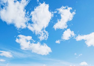 Bulutları, doğası ve çevresi olan parlak mavi gökyüzü.