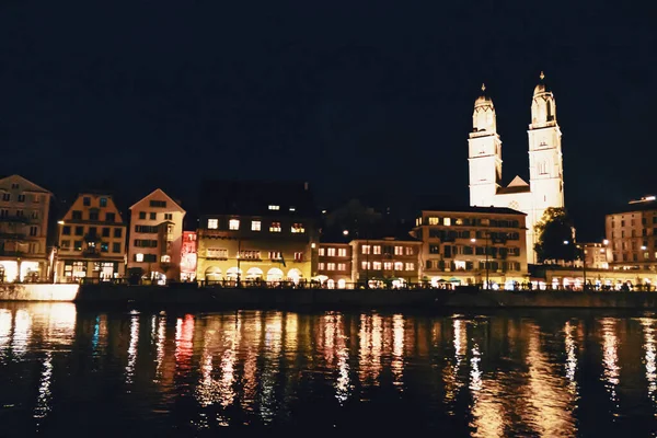 Architektura europejska i widok nocny na centrum miasta ulicy w Zurychu, Szwajcaria — Zdjęcie stockowe