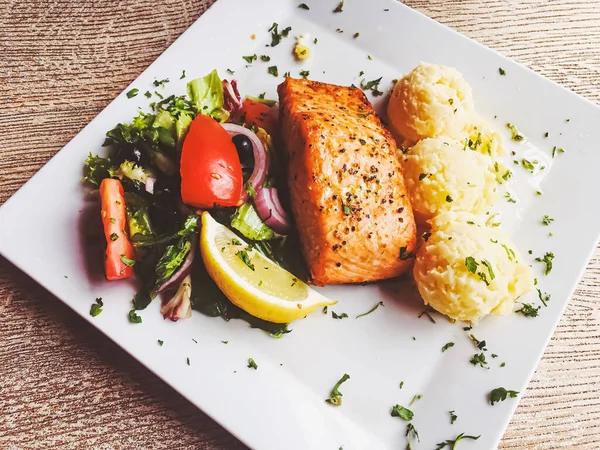 Gegrilde zalm, aardappelpuree en salade voor de lunch — Stockfoto