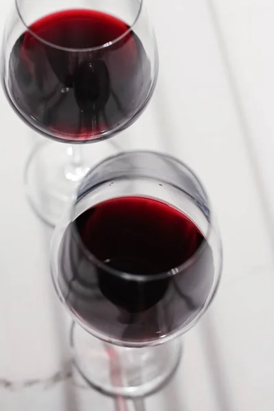 Dvě sklenice červeného vína, bio nápoj — Stock fotografie