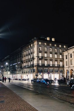 Kuzey İtalya 'nın Lombardiya bölgesinde, Milano şehir merkezindeki tarihi binalar, klasik Avrupa mimarisi