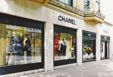 İsviçre 'nin Zürih kentindeki Bahnhofstrasse' de lüks bir butik mağazası. Şehir merkezindeki ana cadde.