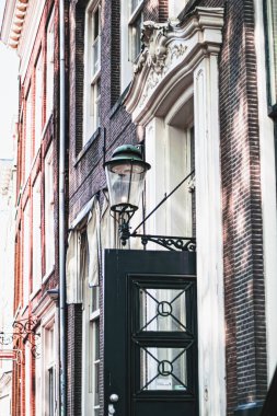 Hollanda, Amsterdam 'ın merkez caddesindeki bir binanın mimari ayrıntıları.