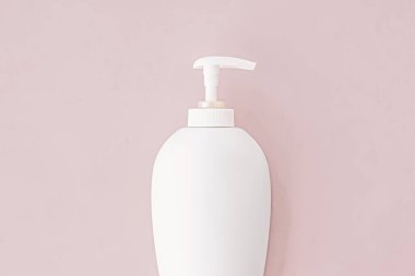 Bej arka plan, hijyen ürünü ve sağlık hizmetleri üzerine bir şişe antibakteriyel sıvı sabun ve el dezenfektanı.