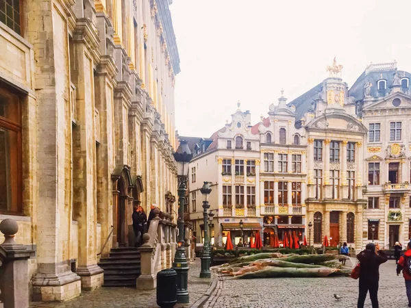 La plaza Grand Place en Bruselas, la capital de Bélgica, famoso hito histórico — Foto de Stock