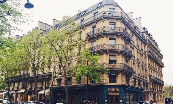 Arquitectura parisina y edificios históricos, restaurantes y boutiques en las calles de París, Francia — Foto de Stock