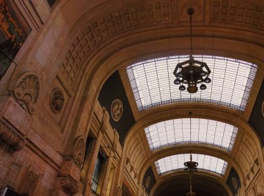 Kuzey İtalya 'nın Lombardiya bölgesinde Milan' daki tarihi binaların klasik Avrupa mimarisinin ayrıntıları