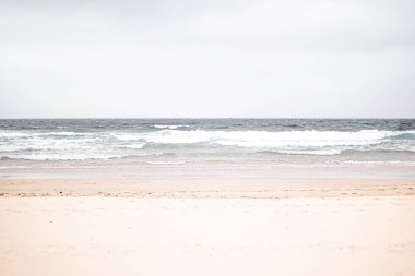 Güzel deniz ya da okyanus dalgaları, tropik kumsal manzarası, yaz tatili seyahati ve tatil beldesi