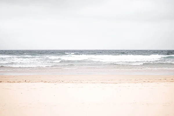 Beautiful sea or ocean waves, coast view from tropical sand beach, summer vacation travel and holiday destination — Stock Photo, Image