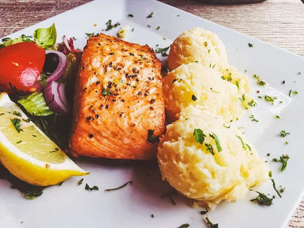 Жареный лосось, картофельное пюре и салат на обед — стоковое фото