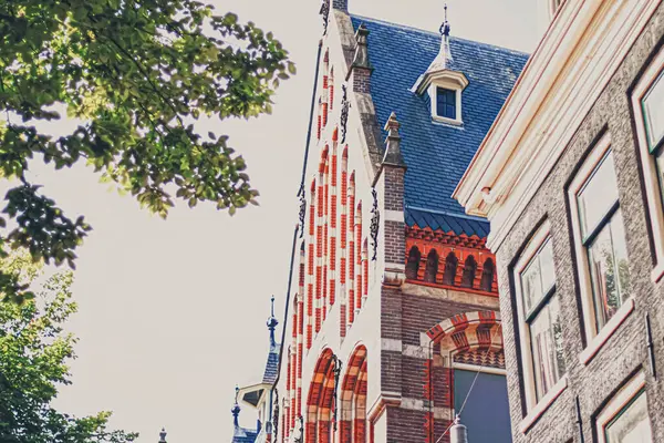 Calle principal del centro en el centro de Ámsterdam en los Países Bajos — Foto de Stock