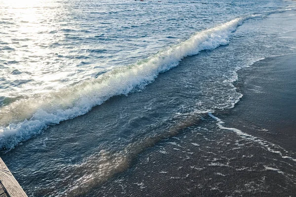 Vackra havs- eller havsvågor, havsutsikt från tropisk sandstrand, semesterresor och semestermål — Stockfoto