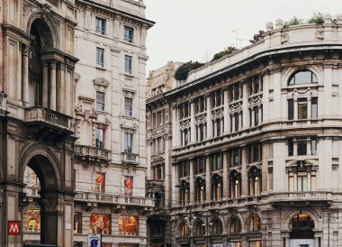 Kuzey İtalya 'nın Lombardiya bölgesinde Milano şehir merkezi sokaklarında klasik Avrupa mimarisi ve tarihi binalar