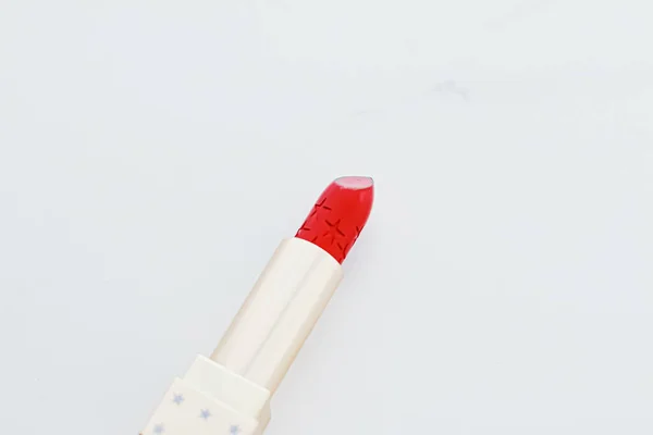 Lápiz labial de lujo en un tubo dorado sobre fondo de mármol blanco, maquillaje y cosméticos — Foto de Stock
