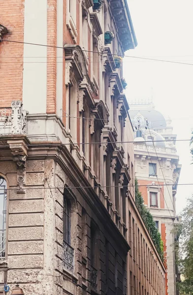 Classic European architecture and historical buildings on the city center streets of Milan in Lombardy region in Northern Italy — Stock Photo, Image