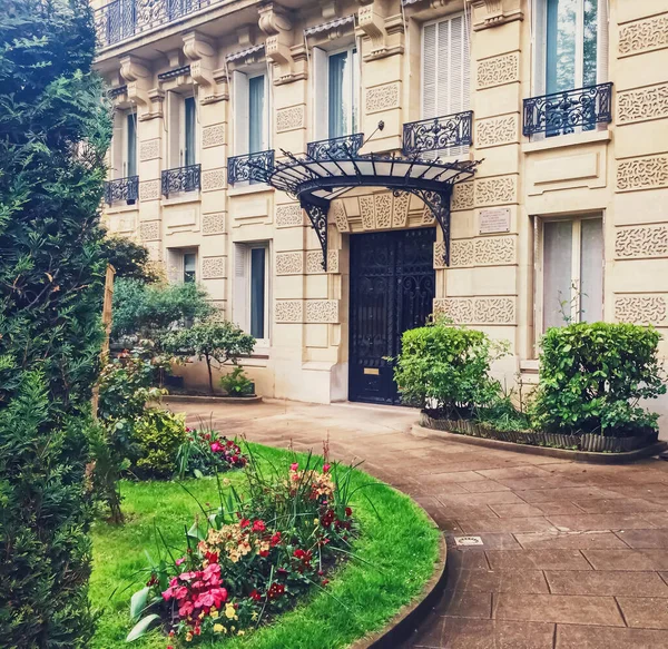 Parcs et jardins parisiens, architecture historique dans les rues de Paris, France — Photo