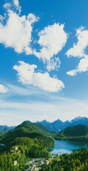 Hermosa naturaleza de los Alpes europeos, vista del paisaje de las montañas alpinas, lago y pueblo en temporada de primavera, viajes y destino —  Fotos de Stock