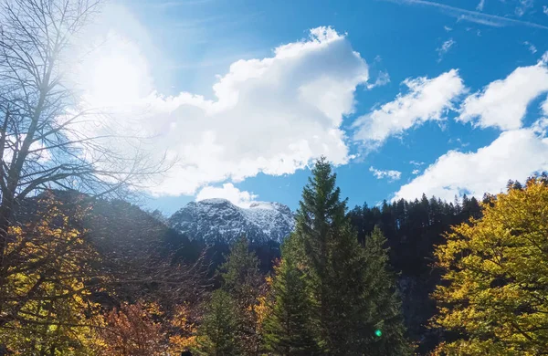 Hermosa naturaleza de los Alpes europeos, vista del paisaje de las montañas alpinas, lago y pueblo en un día soleado, viaje y destino —  Fotos de Stock