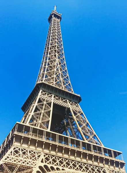 Eiffeltornet och blå himmel, berömda landmärke i Paris, Frankrike — Stockfoto