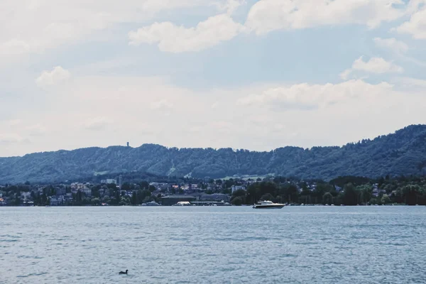 Parque de la ciudad cerca del lago Zurich en Suiza — Foto de Stock
