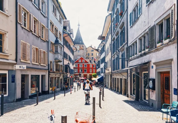 European architecture and daily life of city center street in Zurich, Switzerland — Stock Photo, Image