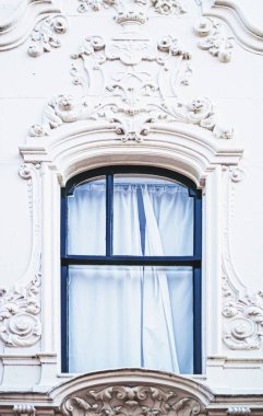 Hollanda, Amsterdam 'ın merkez caddesindeki bir binanın mimari ayrıntıları.