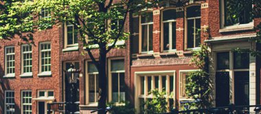 Hollanda 'daki Amsterdam şehir merkezindeki ana şehir caddesi.