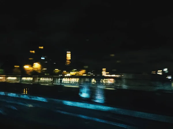 Abstrakti yö kaupungin kohtaus Pariisissa, Ranskassa, motion sumea valot — kuvapankkivalokuva