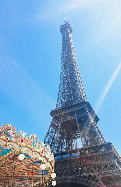 Эйфелева башня и голубое небо, знаменитая достопримечательность Парижа, Франция — стоковое фото