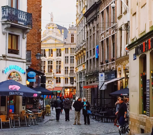 La plaza Grand Place en Bruselas, la capital de Bélgica, famoso hito histórico — Foto de Stock